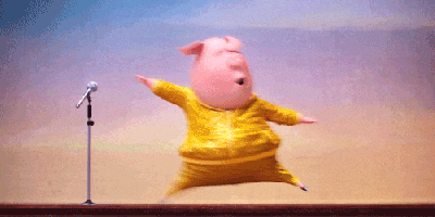 Gunter le cochon du film d'animation "Tous en scène" en train de chanter du Lady Gaga dans un survêtement doré.